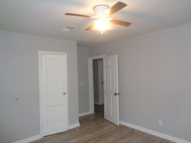 Building Photo - 2 Bedroom 1 bath home