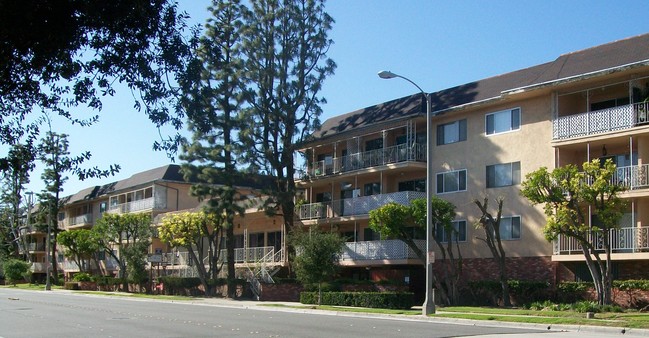 Building Photo - 2445 E Del Mar Blvd