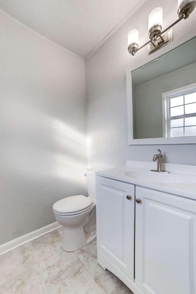 Building Photo - Stunning 4 Bed 3 Bath Home on Quiet Street!