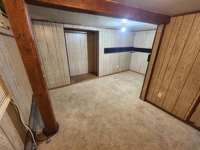 Building Photo - 415 NE Oak St