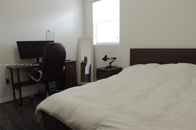 Building Photo - 8899 NW 107 Ct