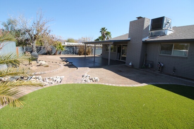 Building Photo - 8615 E Bellevue Pl