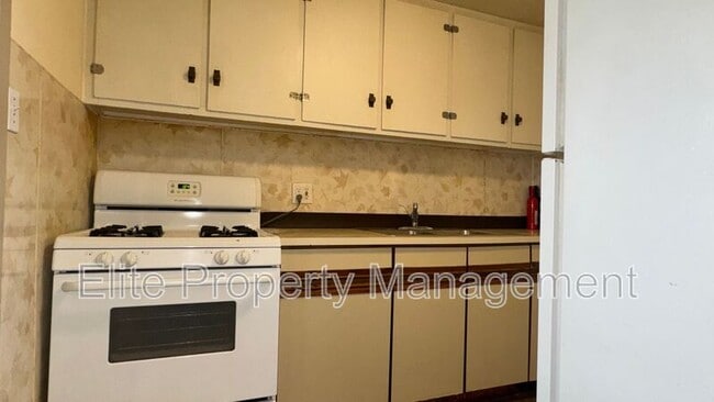 Building Photo - 2727 Santa Fe Dr