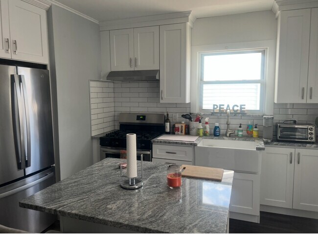 Building Photo - 43 2nd Ave