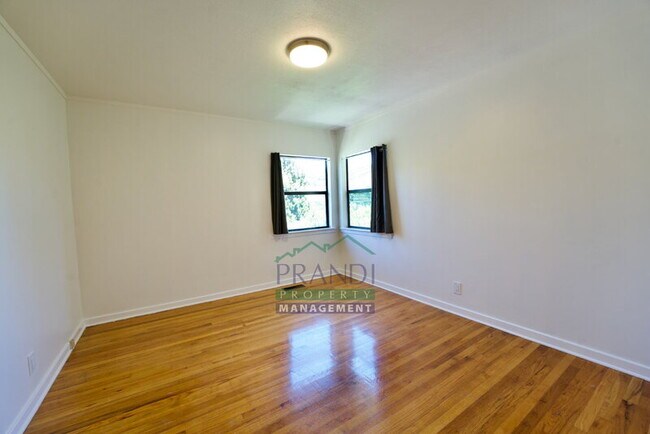 Building Photo - 2049 Fifth Ave
