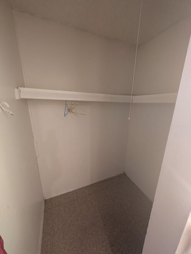 Building Photo - 4 Plex - 2 Bedroom Unit and 1 Bath for Rent.