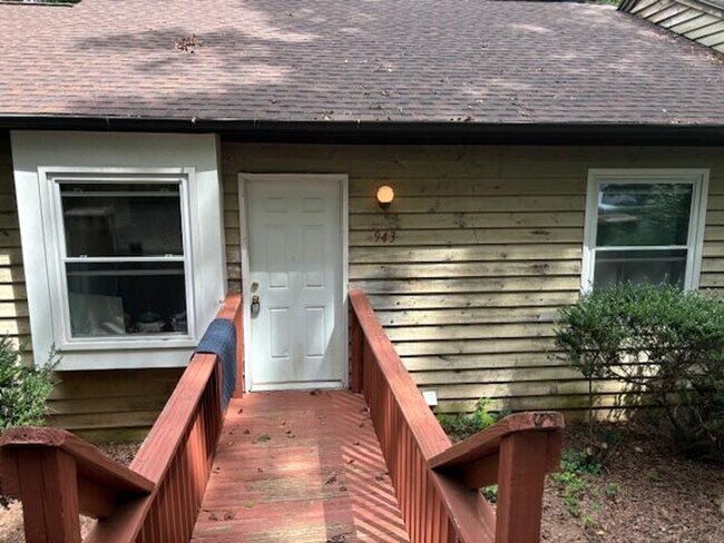 Building Photo - 943 W Chatham St