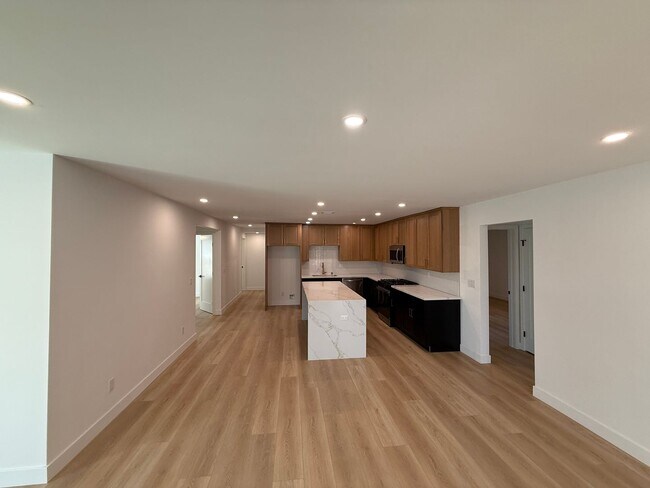 Building Photo - 4960 Rockford Dr