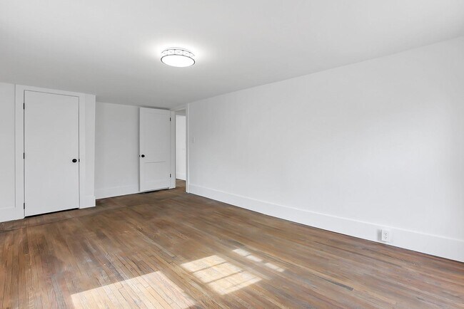 Building Photo - 743 Lilley Ave