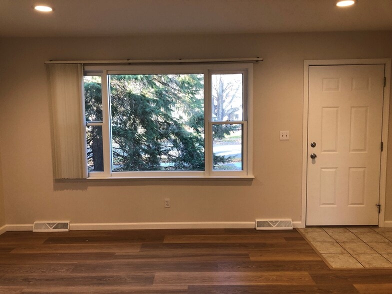 Building Photo - 106 E 2nd St