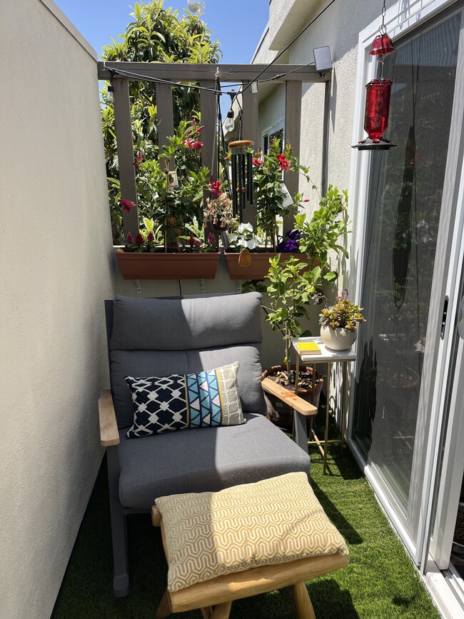 Patio with Coffee / Reading Nook - 1315 Stanford St