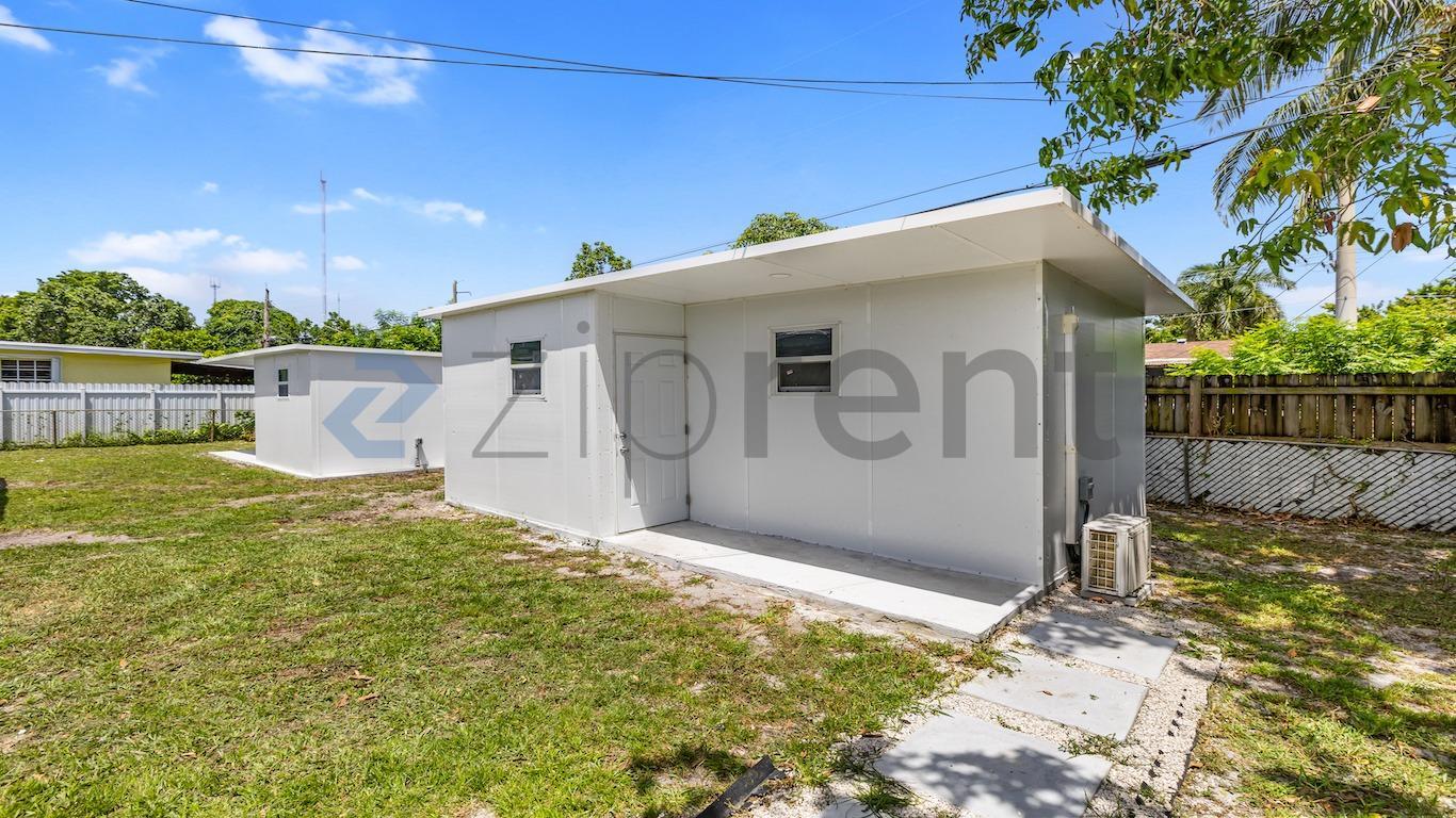 Building Photo - Unit B
