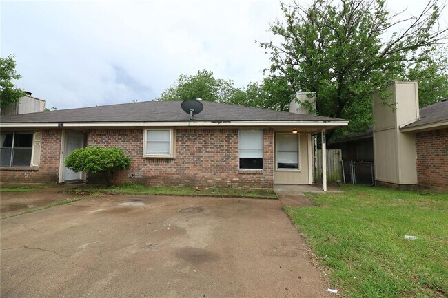 Building Photo - 1616 Windsong Ln