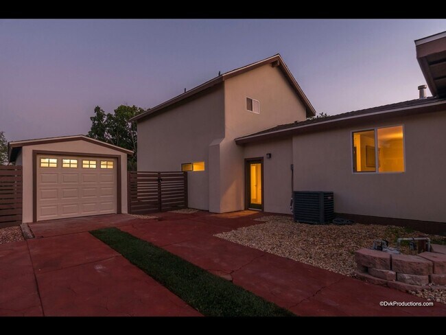 Driveway and garage - 5009 Ellison Plz