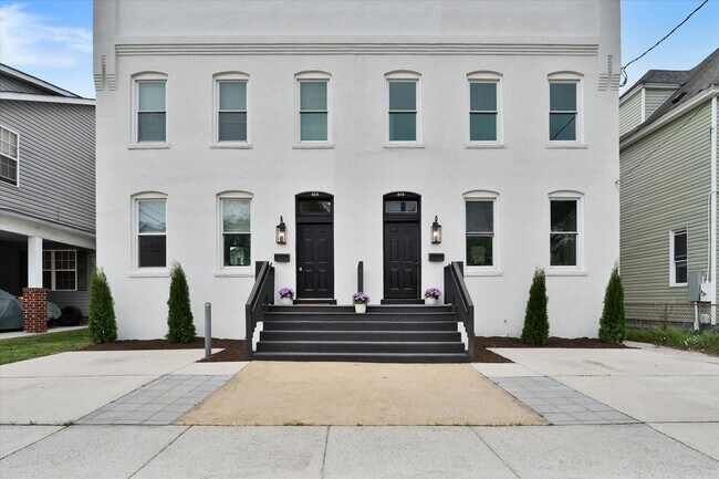 Building Photo - Where Vintage Vibes Meet Modern Mojo—Rent This Rare Historic 4BR/2BA Duplex in Norfolk’s Park Place