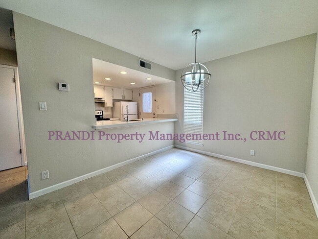 Building Photo - Updated Towhome with Washer/Dryer, Near Pa...