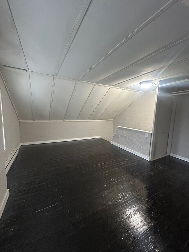 Building Photo - 4 Bedroom in York City