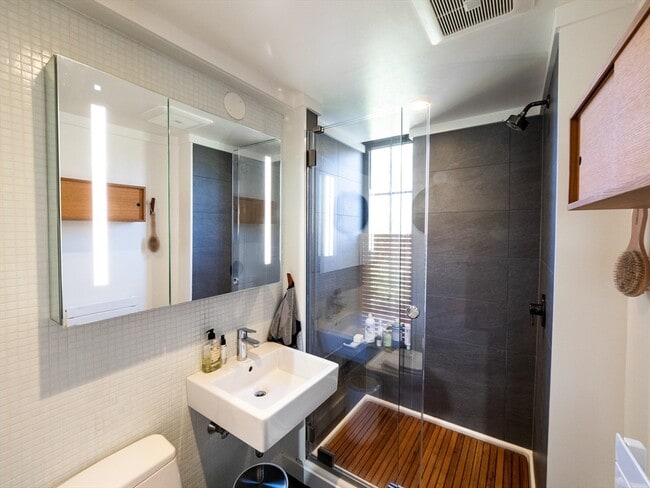 Building Photo - 214 Third St