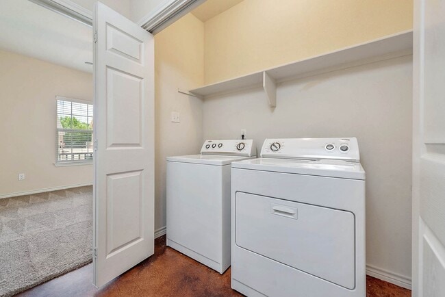 Building Photo - Available August 2026! 4 Bed, 3 Bath in Ho...