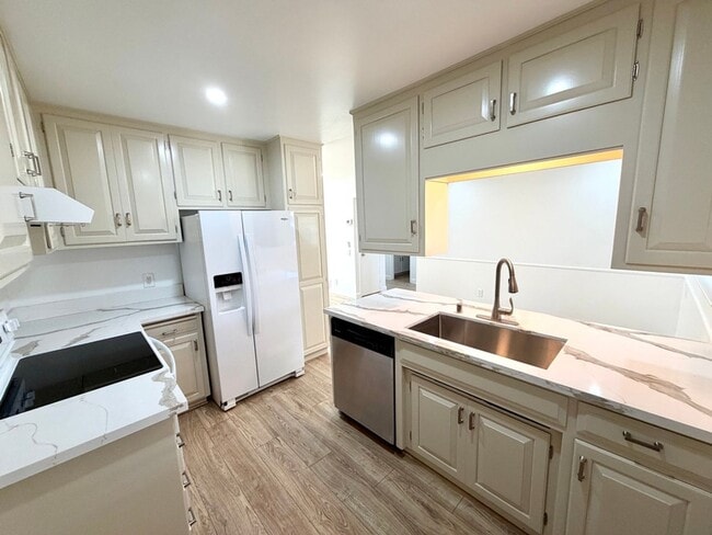 Building Photo - Beautifully Remodeled 2 Bed / 2 Bath Condo in Westarms – Prime Claremont Location!