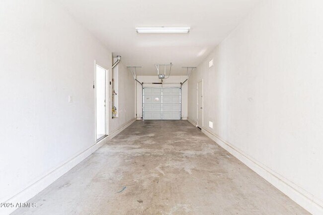 Building Photo - Lifestyle and convenience all in one!