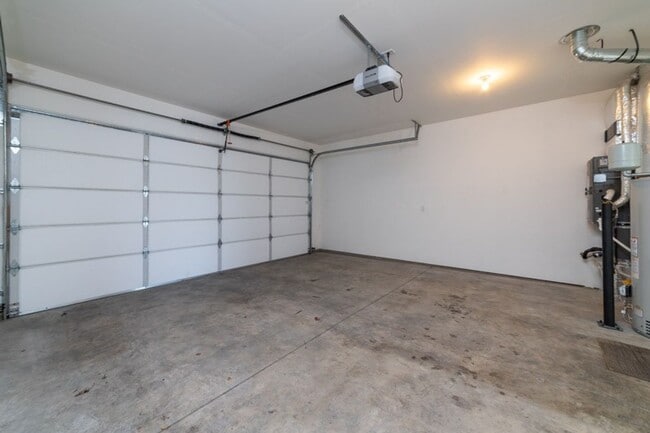 Building Photo - Beautiful unit in NE Bend!  Great location!