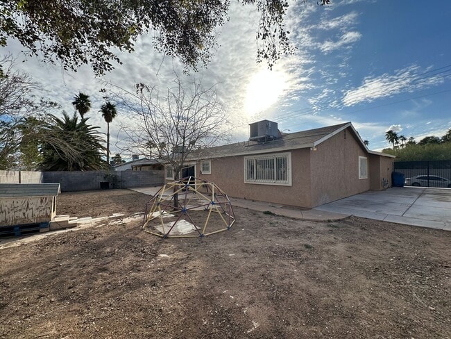 Building Photo - Unique property with NO HOA