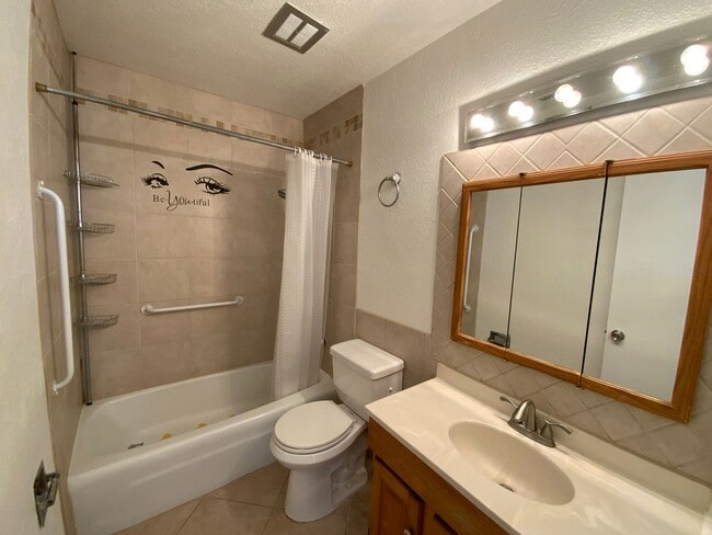 Building Photo - 3 Bedroom Single Story Home Available Near...