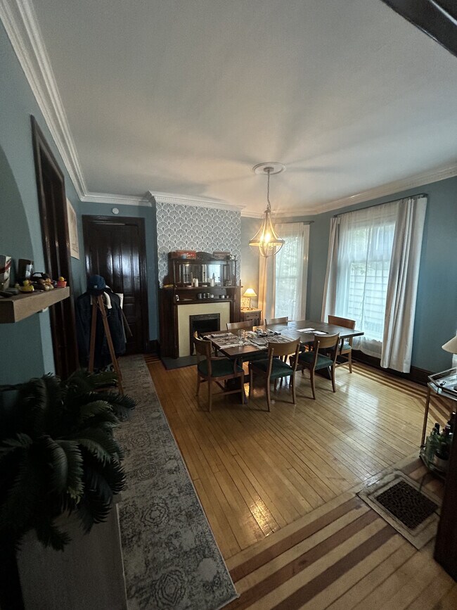 Building Photo - 1754 N Astor St