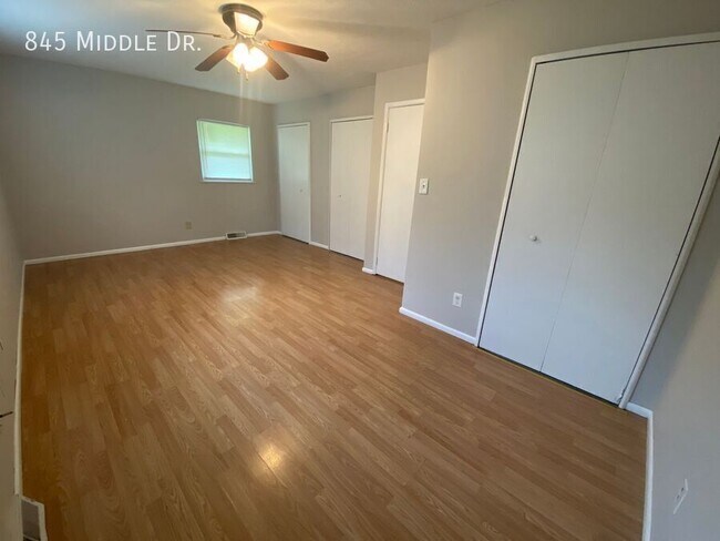 Building Photo - 845 Middle Dr