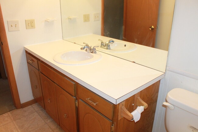 Building Photo - Fresh, Clean, Updated!