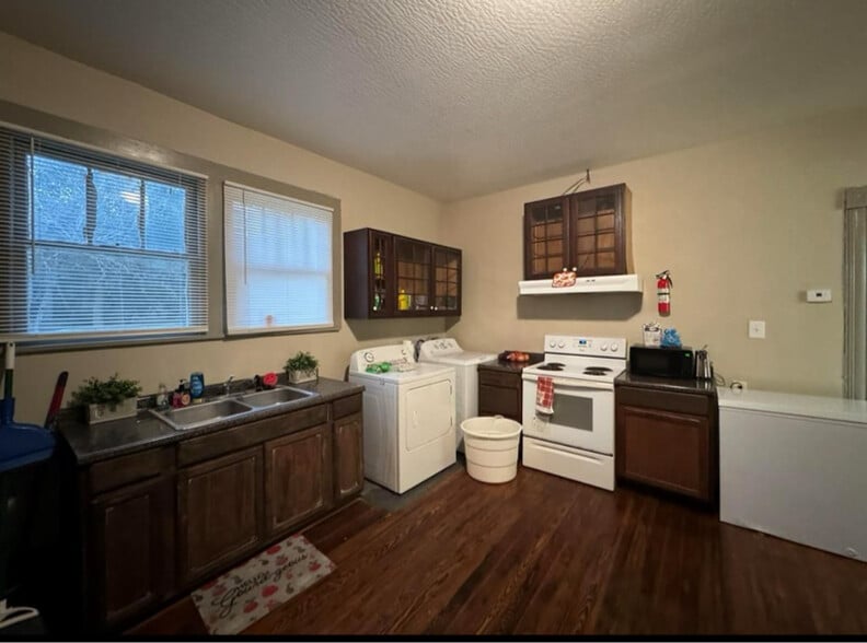 Building Photo - 721 Pearl River Ave