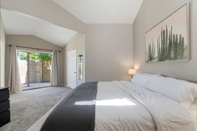Building Photo - Move-in-ready home available furnished or unfurnished to suit your lifestyle!!