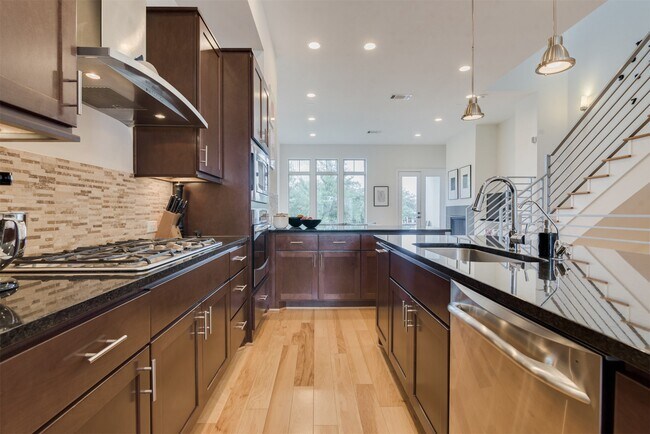 Building Photo - 5429C Hidalgo St