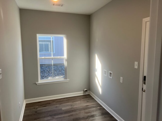 Building Photo - 3 Bed 3 Bath Home