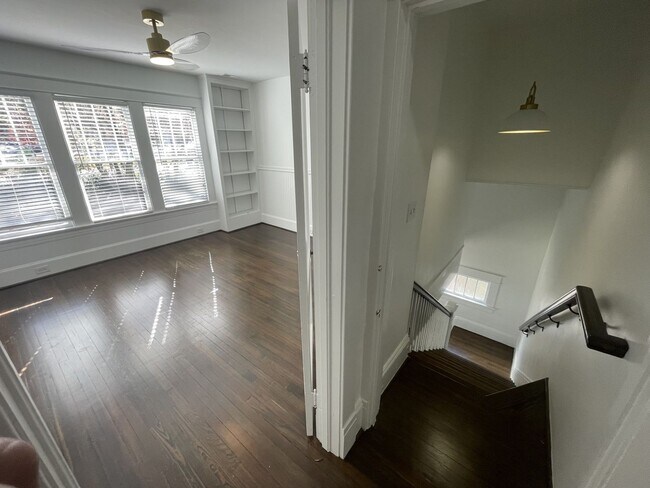 Building Photo - 4 Bd 3 Ba House