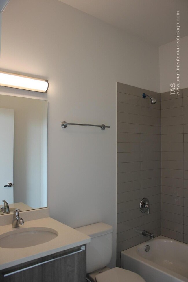 Building Photo - Gut rehabbed 3 bedroom 2 bath TOP FLOOR loft-style unit in WRIGLEY!
