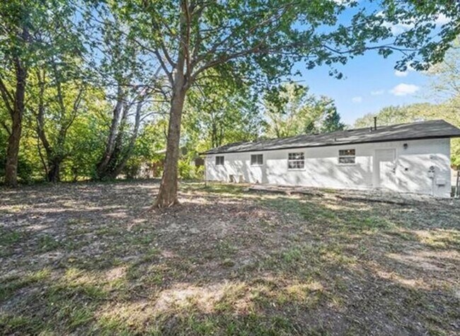 Building Photo - Beautiful Renovated 3 Bedroom Ready Late May