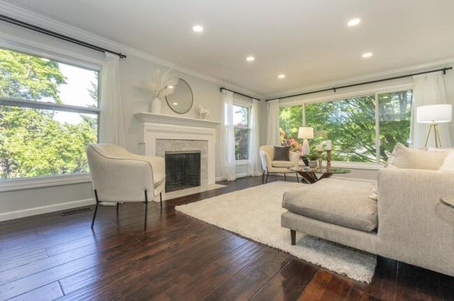 Building Photo - 4 BD remodeled Sylvan Heights home!