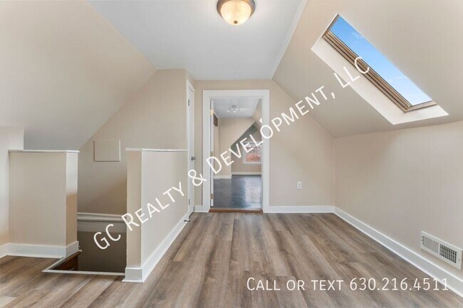 Building Photo - 1726 N Sawyer Ave