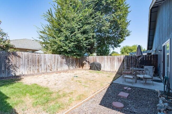 Building Photo - 565 Primrose Dr