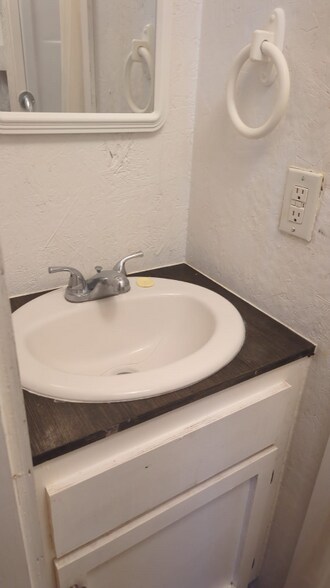 Building Photo - 405 N Clegg St