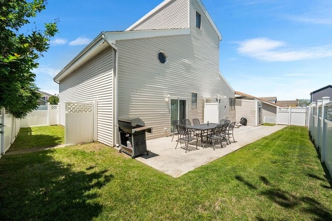 Building Photo - 10 Explorer Rd