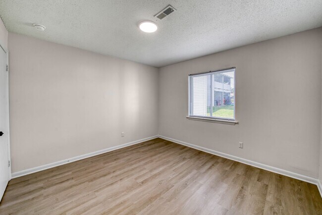 Building Photo - 335 Railroad St