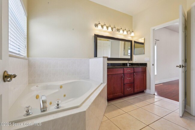 Building Photo - 929 Hialeah St