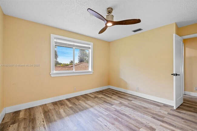 Building Photo - 16530 Royal Poinciana Ct