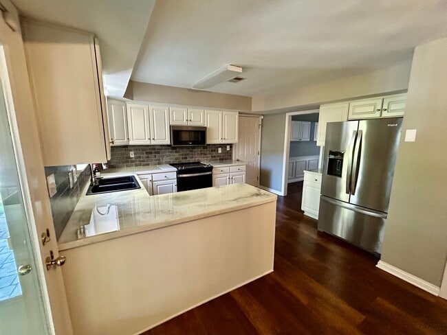 Building Photo - MOVE IN NOW OCTOBER RENT FREE -Spacious 4 ...