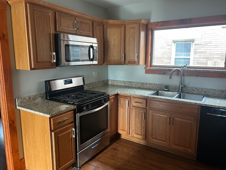 Granite - 2624 Woodlawn Ave