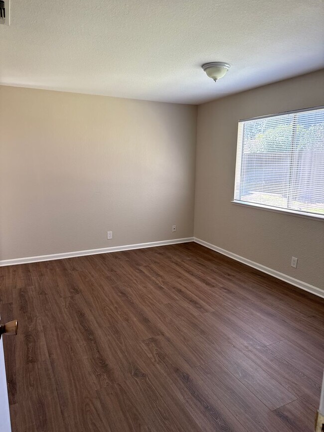 Building Photo - Great  family home
