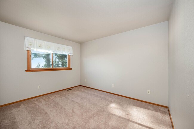 Building Photo - Beautiful home with views and in a gated c...